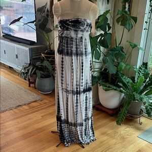 Elegant Black and White Maxi Dress